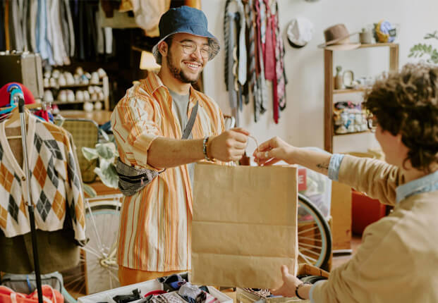 Cliente pagando con el teléfono en una tienda