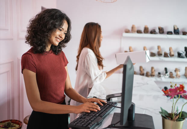 Equipo revisando la plataforma personalizada